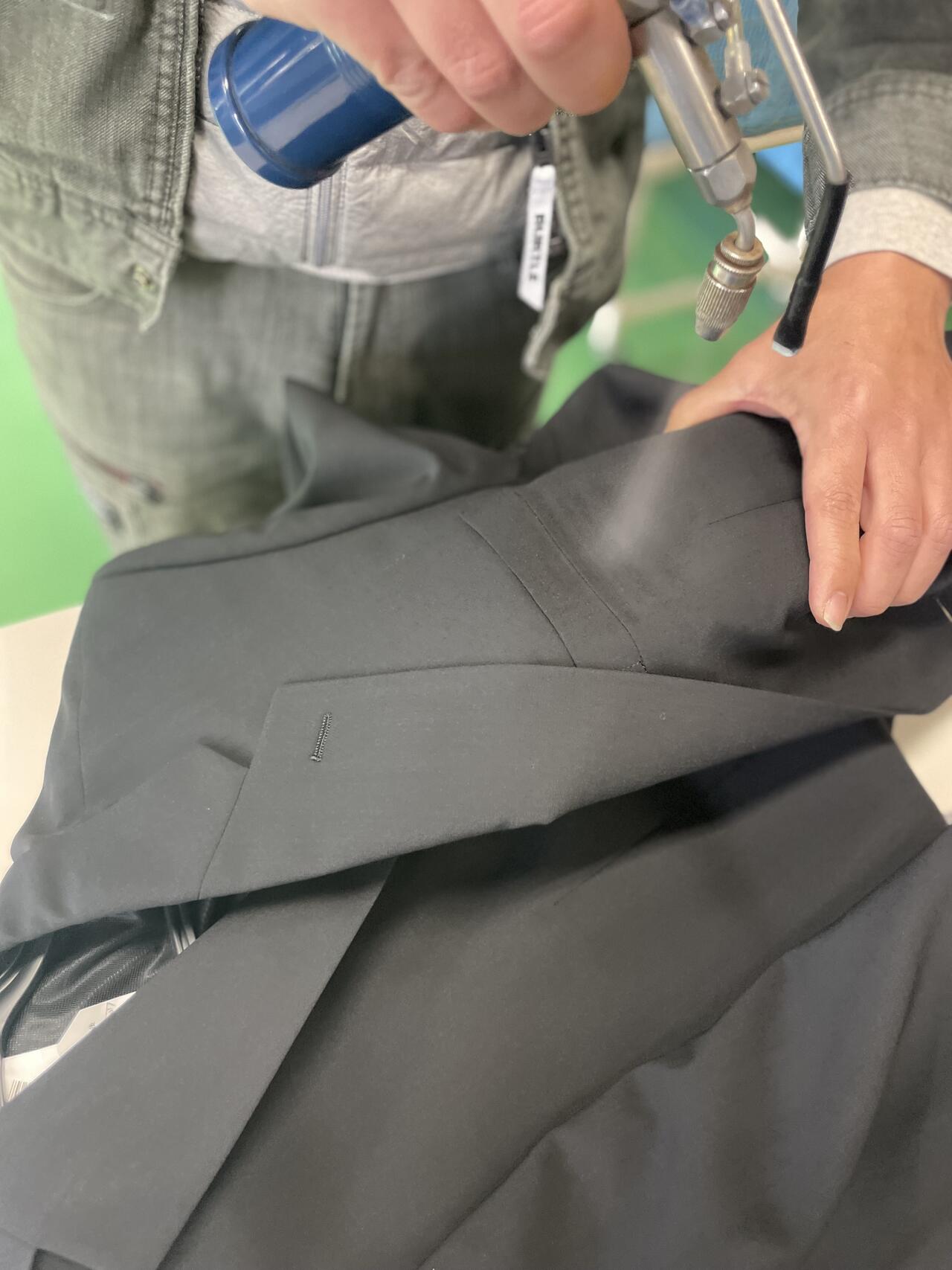 職人が極限まで染み抜きにチャレンジしている様子